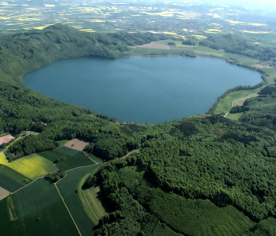 Vue a&eacute;rienne du lac de Laach, &copy; Walter M&uuml;ller