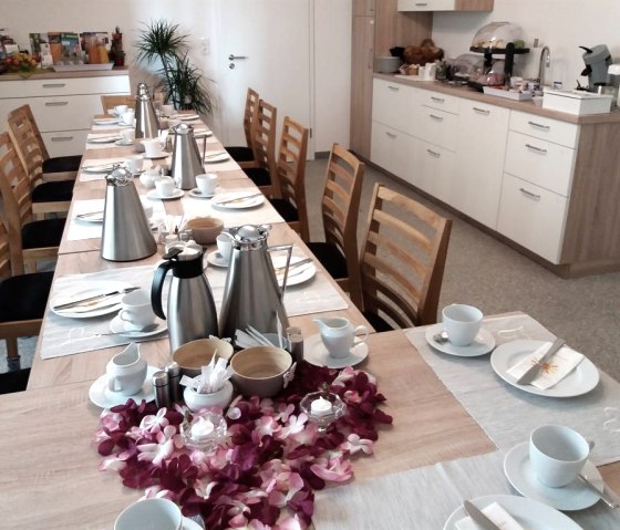 gro&szlig;e Fr&uuml;hst&uuml;ckstafel