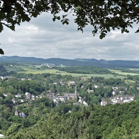 Vue panoramique sur Burgbrohl avec son &eacute;glise au centre, entour&eacute;e de paysages verdoyants et de collines., &copy; TI Vulkanregion Laacher See