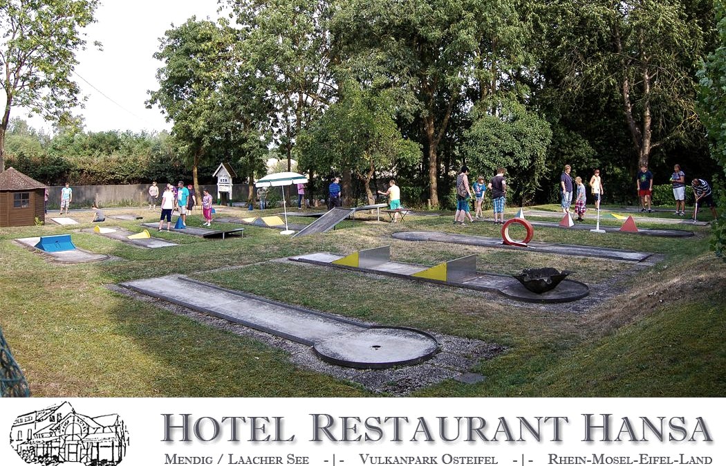 Belebter Minigolfplatz im Sommer - Hotel HANSA, &copy; R&uuml;ber