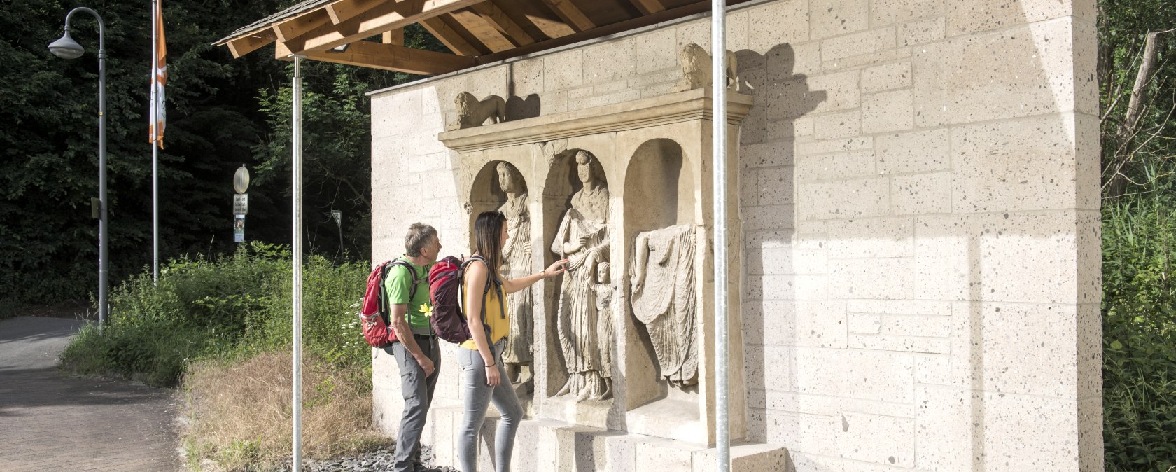 Nischengrab mit Wanderern, &copy; Kappest/Vulkanregion Laacher See