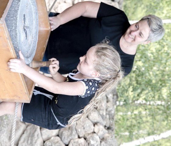 Mehl mahlen, &copy; Vulkanpark GmbH/Martin Christ