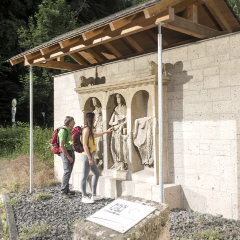 Tombe en niche avec randonneurs, © Kappest/Vulkanregion Laacher See