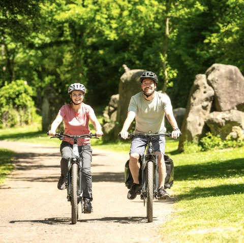 The Vulkanpark cycle path leads through the Nettepark with sculptures, &copy; Eifel Tourismus GmbH, Dominik Ketz