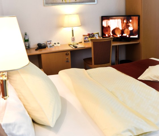 Doppelzimmer zur Einzelnutzung mit KingSize-Bett, © A. Rueber