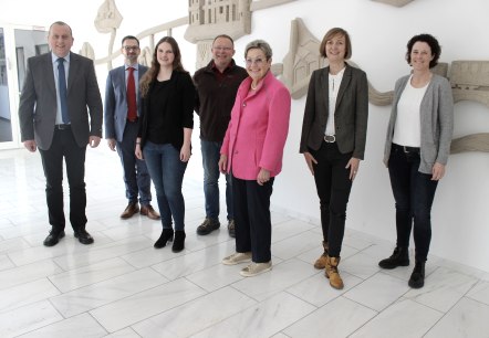 Von links: B&uuml;rgermeister Johannes Bell, Philipp Lohse (Maria Laach), Christina M&uuml;nk, Norbert Nett (Landgasthof Zum Bockshahn), Elke Dahm (Neuer Maarhof), Sarah Stein und Heike Werf (Zweckverband Ferienregion Laacher See).  , &copy; Vulkanregion Laacher See