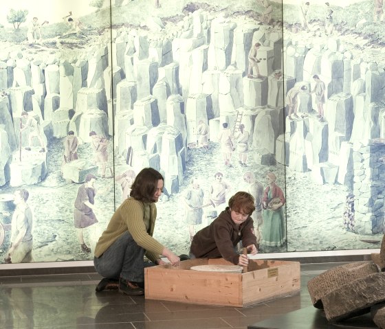 Wie funktioniert eine r&ouml;mische Handm&uuml;hle, &copy; Kappest/Vulkanpark GmbH