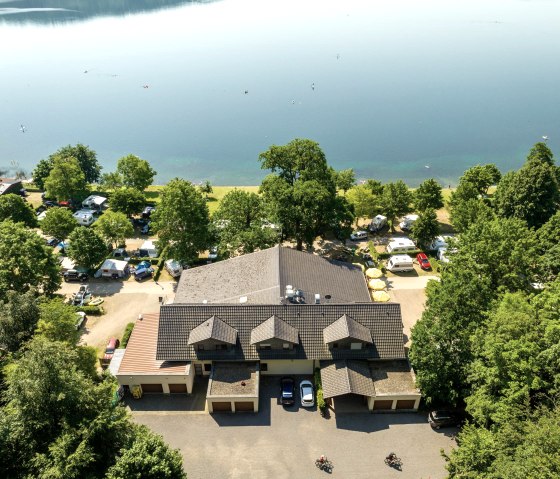 Luchtfoto van de blokhut en het Laach meer, © Eifel Tourismus GmbH, Dominik Ketz