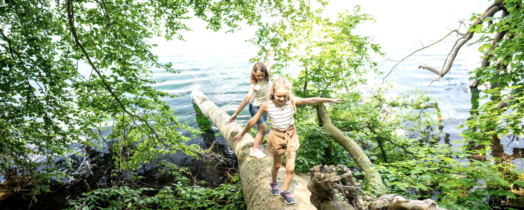 Hiking fun on the shores of Lake Laach, &copy; Eifel Tourismus GmbH, Dominik Ketz