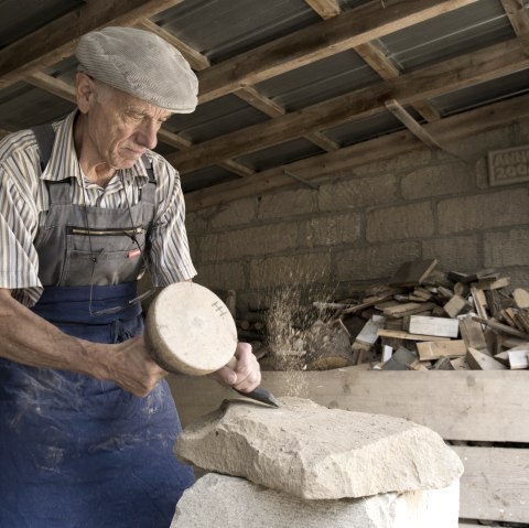 Bearbeitung von Tuffstein, &copy; Kappest/Vulkanregion Laacher See