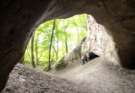 Wanderer erkunden die Trassh&ouml;hlen bei Burgbrohl, &copy; Eifel Tourismus GmbH, Dominik Ketz