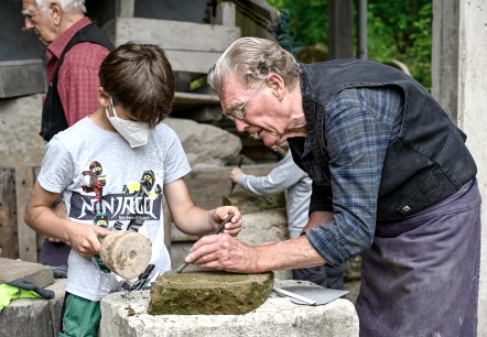 Kinder beim Hämmern, © J. Zimpel-Nonn/Vulkanregion Laacher See