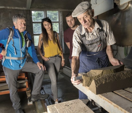 7. Station - Steinmetz beim Messen, &copy; Kappest/Vulkanregion Laacher See