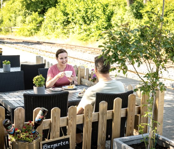 Biertuin bij treinstation Engeln, © Eifel Tourismus GmbH/Dominik Ketz