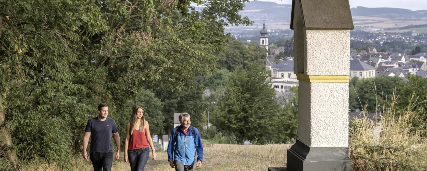 Kreuzberg mit Wanderer, © Kappest/VG Pellenz