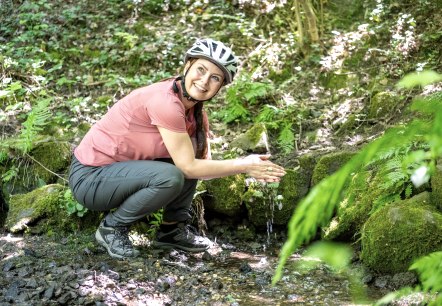Erfrischung an der Quelle im Nettepark, © Eifel Tourismus GmbH/Dominik Ketz