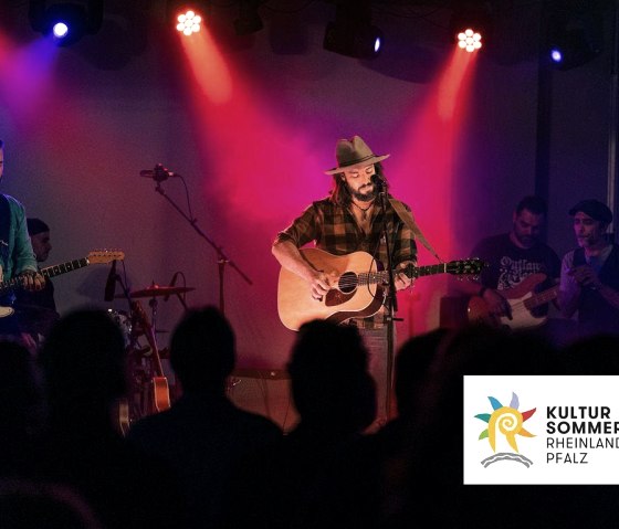 Daniel Kemish mit Logo KUSO, &copy; Daniel Kemish