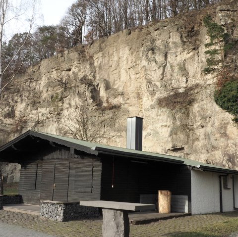 Hütte an der Tuffsteilwand, © VG Mendig/Neideck