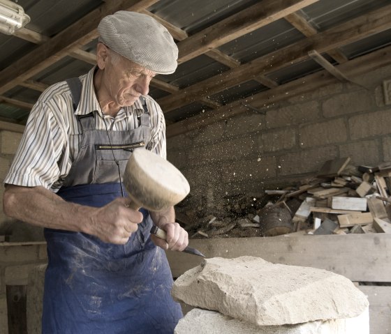 7. Station - Steinmetz h&auml;mmert, &copy; Kappest/Vulkanregion Laacher See