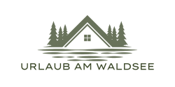 Ein stilisiertes Logo für „Urlaub am Waldsee“. Es zeigt ein Ferienhaus umgeben von Bäumen und Wasser.