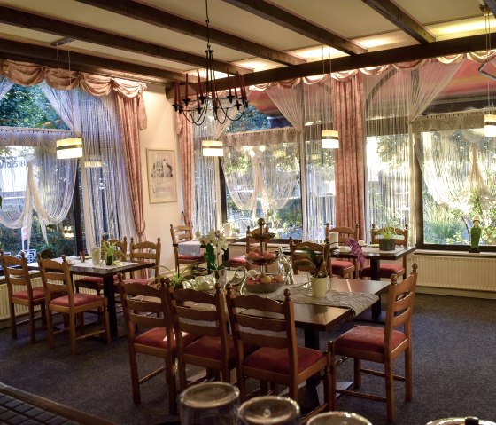 Klimatisierter Frühstücksraum im Morgenlicht, © A. Rueber