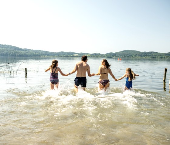 Zwemmen in het Laach meer bij de camping, © Eifel Tourismus GmbH, Dominik Ketz