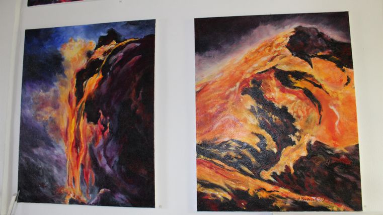 Zwei düstere Gemälde von Vulkanen mit leuchtenden Farben. Die Bilder zeigen Lavaflüsse und eine dramatische Erhebung in rot und schwarz.