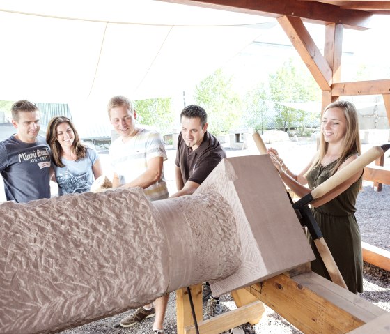 Wir bauen einen Palast, Steindrehbank, &copy; Vulkanpark GmbH/Simon_Zimpfer