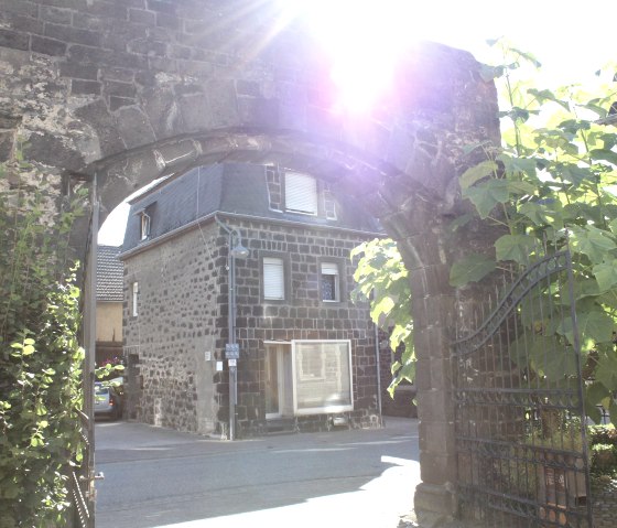 Burgtor Nickenich R&uuml;ckansicht, &copy; VG Pellenz/Manea