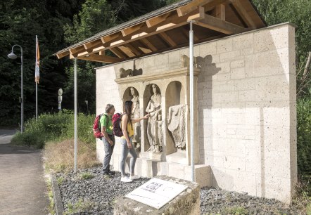 Niche grave with walkers, © Kappest/Vulkanregion Laacher See