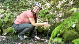 Erfrischung an der Quelle im Nettepark, © Eifel Tourismus GmbH/Dominik Ketz