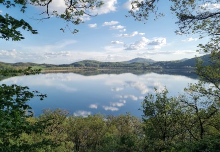 Laacher See bei blauem Himmel, &copy; Vulkanregion Laacher See, Jan-Gerrit Baumann & Frederik Leersch