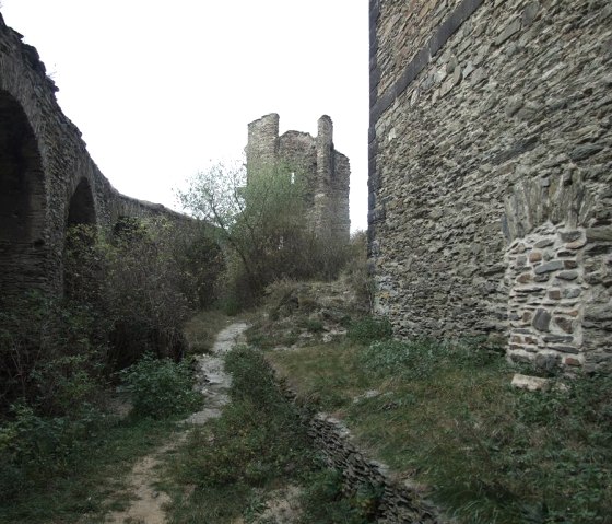 Fu&szlig;weg in den Innenbereixh der Burg, &copy; VG Pellenz/Manea