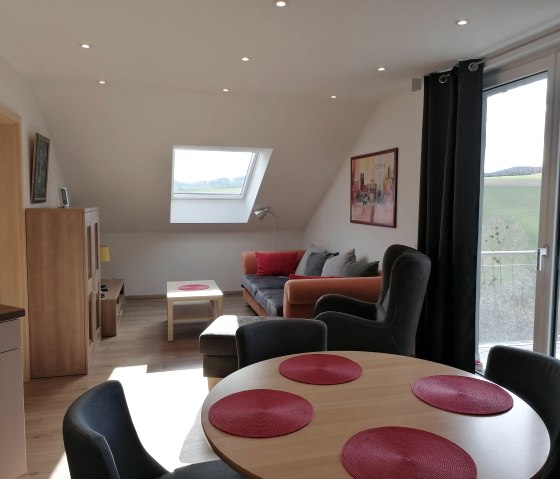 Table à manger avec vue sur le salon