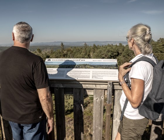 Der Blick vom Weiselstein er&ouml;ffnet ein weitreichendes Panorama &uuml;ber die h&uuml;gelige Eifellandschaft. W&auml;lder, Wiesen und vereinzelte Ortschaften breiten sich unterhalb des Aussichtspunktes aus, w&auml;hrend der Horizont in sanften, gr&uuml;nen H&ouml;henz&uuml;gen verl&auml;uft., &copy; Baumann Fotografie