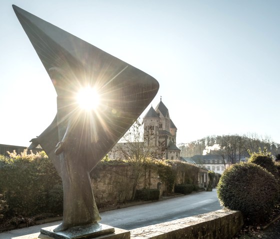 Sonnenaufgang an der Abteikirche Maria Laach, &copy; Eifel Tourismus GmbH, D. Ketz