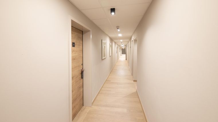 Warme Farben erzielen auch im Flur des Seehotel Maria Laach Gemütlichkeit.
