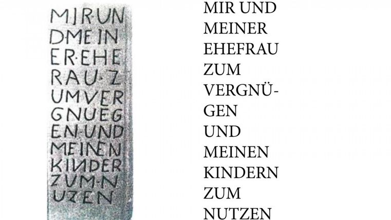 Ein vertikales Steinrelief mit gravierten Buchstaben. Es enthält eine Botschaft über persönliche Beziehungen und das Nutzen für die Familie.