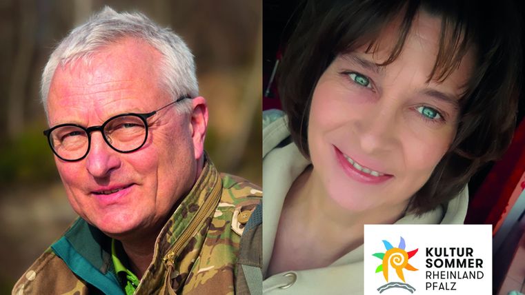 Zwei Portraits von Menschen, einer mit Brille im Freien und einer mit lächelndem Gesicht. Im Bild ist auch ein Logo des Kultur Sommer Rheinland-Pfalz zu sehen.