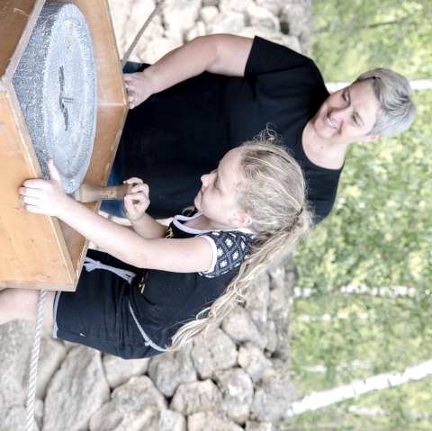 Mehl mahlen, &copy; Vulkanpark GmbH/Martin Christ