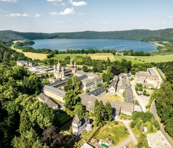Laacher See mit Kloster, &copy; Eifel Tourismus GmbH, Dominik Ketz