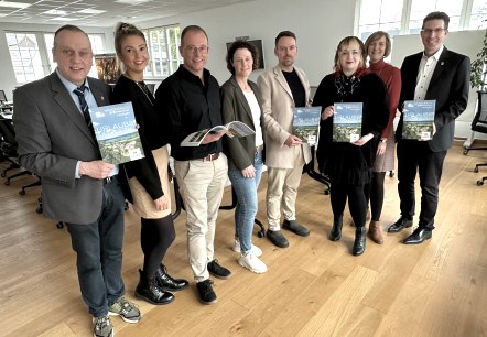 Das neue Urlaubsmagazin der &bdquo;Sagenhaften Vulkanregion Laacher See&ldquo; ist da, pr&auml;sentiert von (Von links) Johannes Bell, B&uuml;rgermeister VG Brohltal, Julia Schweitzer, Tourismusfachkraft Vulkanregion Laacher See, J&ouml;rg Lempertz, B&uuml;rgermeister VG Mendig, Heike Werf, Tourismusfachkraft Vulkanregion Laacher See, Stephan Marzi und Christina Heimann, MIG Medien &amp; Technologie GmbH, Sarah Stein, Gesch&auml;ftsf&uuml;hrerin Vulkanregion Laacher See, und Sebastian Busch, B&uuml;rgermeister VG Pellenz, &copy; Stefan Pauly/VG-Verwaltung Mendig  