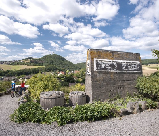 Am neuen Maarhof. Infotafel mit Blick auf Niederd&uuml;renbach-Hain und Burg Olbr&uuml;ck., &copy; Vulkanregion Laacher See, Klaus-Peter Kappest