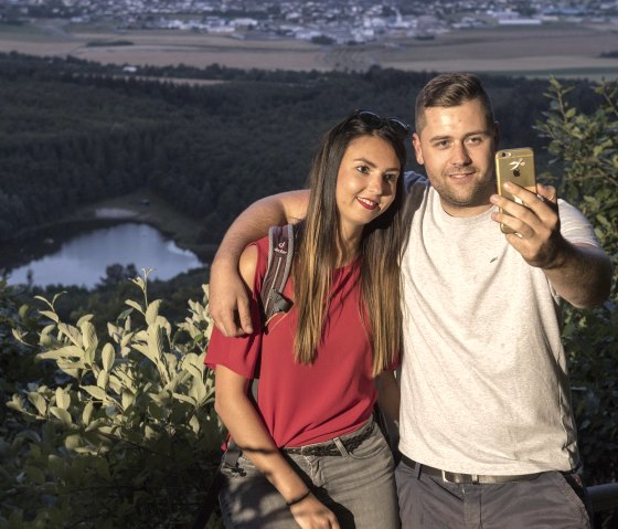 Selfie auf der Teufelskanzel, &copy; Vulkanregion Laacher See/Klaus Peter Kappest