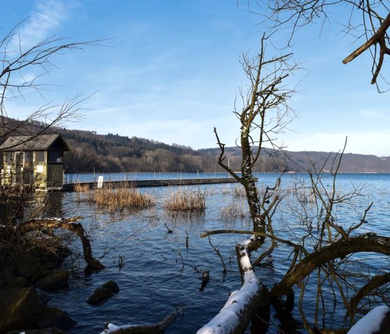 Laacher See im Winter - Bootsanleger, &copy; A. R&uuml;ber