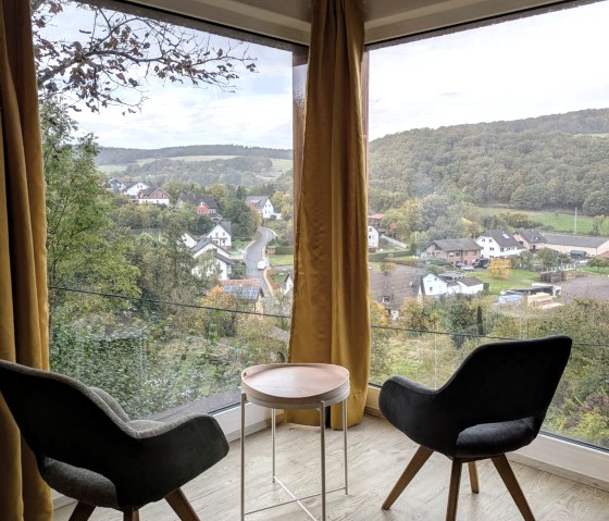 Fensterfront mit Bestuhlung