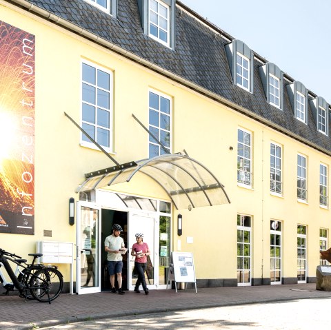 Vulkanpark-Infozentrum mit Besuchern, &copy; Eifel Tourismus GmbH, Dominik Ketz