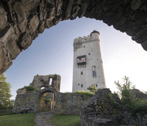 Burg Olbr&uuml;ck Turm, &copy; Vulkanregion Laacher See