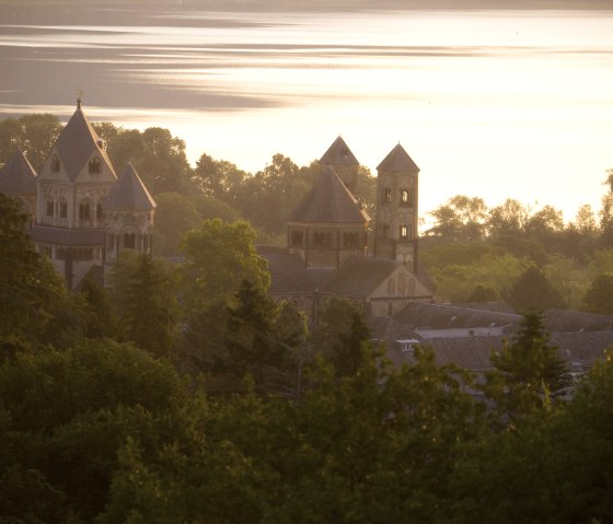 Maria Laach at sunrise, &copy; Kappest/Vulkanregion Laacher See