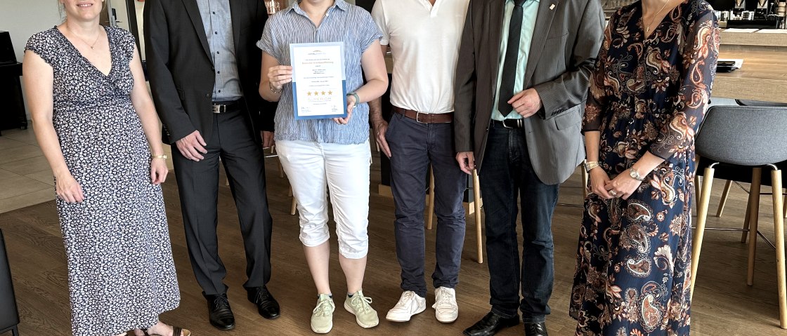 Freuen sich über die erneute Zertifizierung des Seehotels Maria Laach mit „4 Sternen Superior“ (von links): Annika Chagas da Silva, Ferienregion Laacher See, Sebastian Busch, Verbandsvorsteher Ferienregion Laacher See, Johanna Schnorr, , stellvertretende Leitung der Klosterbetriebe, Jörg Lempertz, Johannes Bell und Sarah Stein, Geschäftsführerin Ferienregion Laacher See., © Stefan Pauly/VG-Verwaltung Mendig  